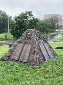 Pyramide endommag�e 2